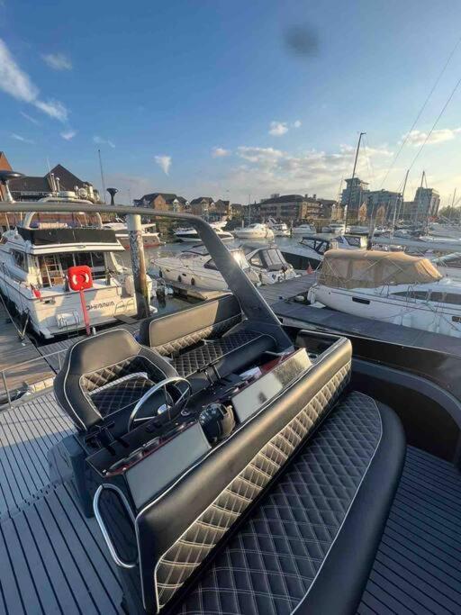 Yacht "X" - 44 Foot Modern Yacht On 5 Star Ocean Village Marina - Minutes Away From City Centre And Cruise Terminals, Free Parking ,Spa Package Available! Southampton Dış mekan fotoğraf