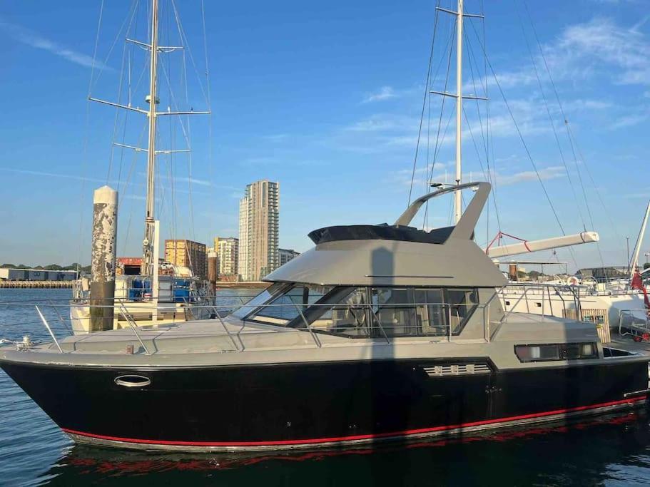 Yacht "X" - 44 Foot Modern Yacht On 5 Star Ocean Village Marina - Minutes Away From City Centre And Cruise Terminals, Free Parking ,Spa Package Available! Southampton Dış mekan fotoğraf