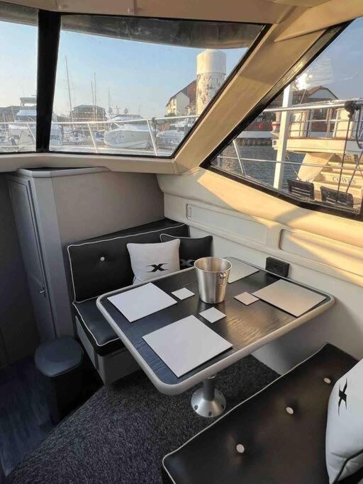 Yacht "X" - 44 Foot Modern Yacht On 5 Star Ocean Village Marina - Minutes Away From City Centre And Cruise Terminals, Free Parking ,Spa Package Available! Southampton Dış mekan fotoğraf