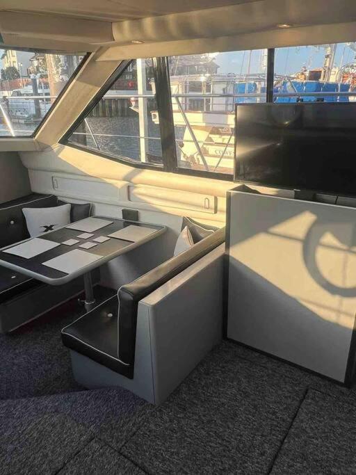 Yacht "X" - 44 Foot Modern Yacht On 5 Star Ocean Village Marina - Minutes Away From City Centre And Cruise Terminals, Free Parking ,Spa Package Available! Southampton Dış mekan fotoğraf