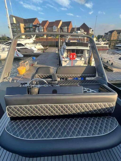 Yacht "X" - 44 Foot Modern Yacht On 5 Star Ocean Village Marina - Minutes Away From City Centre And Cruise Terminals, Free Parking ,Spa Package Available! Southampton Dış mekan fotoğraf