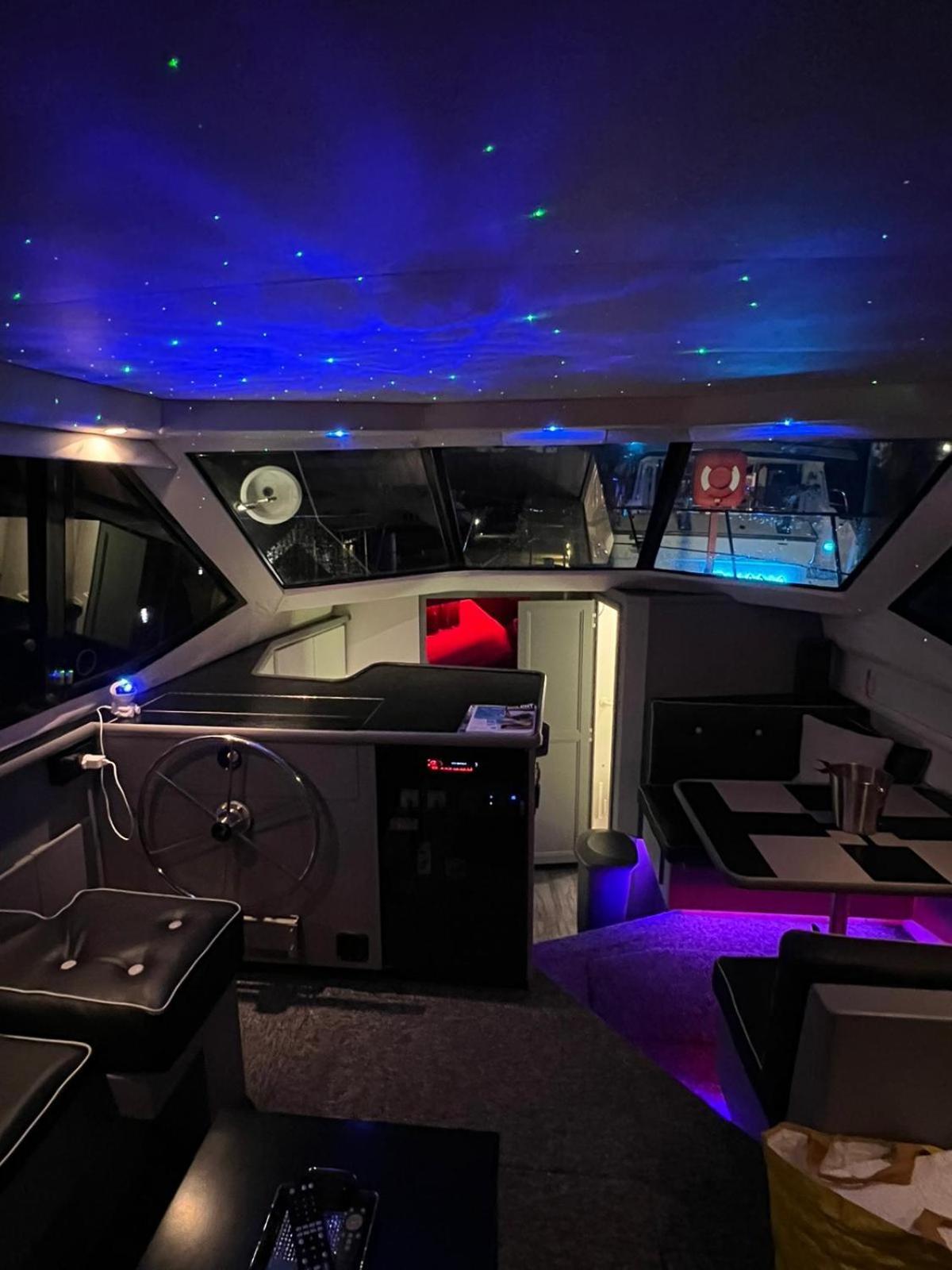 Yacht "X" - 44 Foot Modern Yacht On 5 Star Ocean Village Marina - Minutes Away From City Centre And Cruise Terminals, Free Parking ,Spa Package Available! Southampton Dış mekan fotoğraf