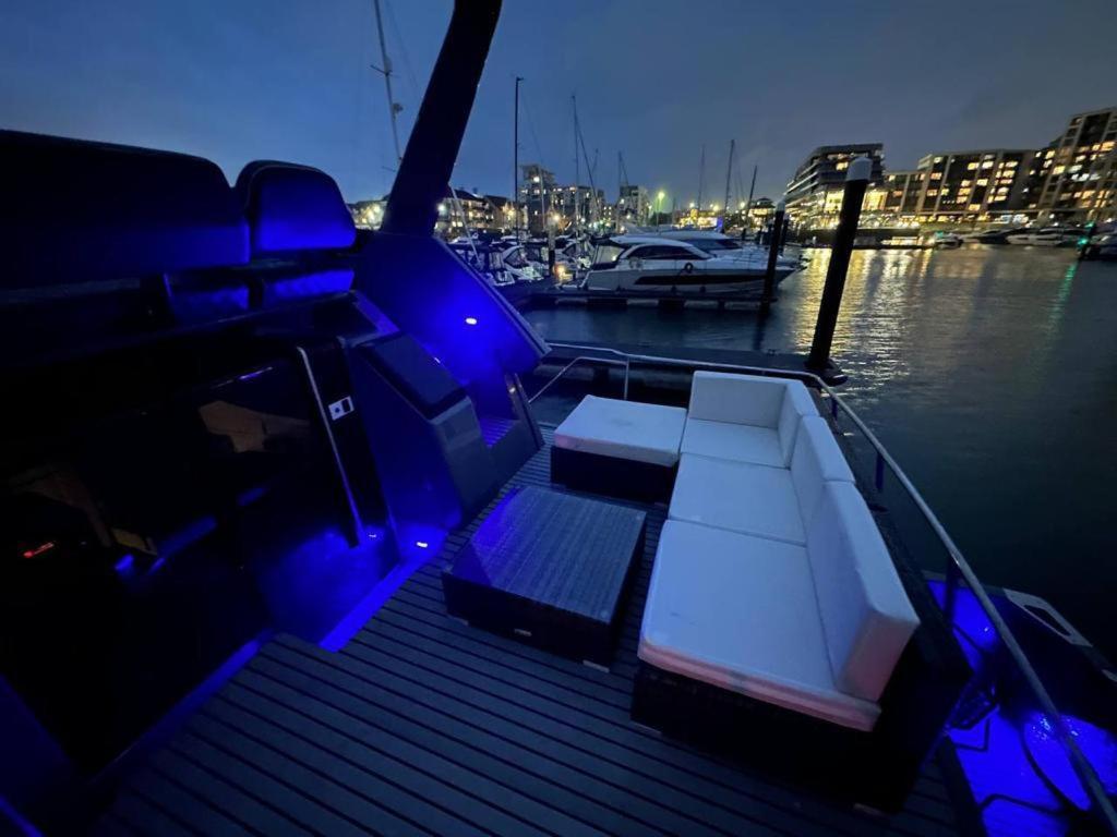 Yacht "X" - 44 Foot Modern Yacht On 5 Star Ocean Village Marina - Minutes Away From City Centre And Cruise Terminals, Free Parking ,Spa Package Available! Southampton Dış mekan fotoğraf