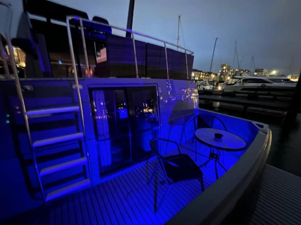 Yacht "X" - 44 Foot Modern Yacht On 5 Star Ocean Village Marina - Minutes Away From City Centre And Cruise Terminals, Free Parking ,Spa Package Available! Southampton Dış mekan fotoğraf