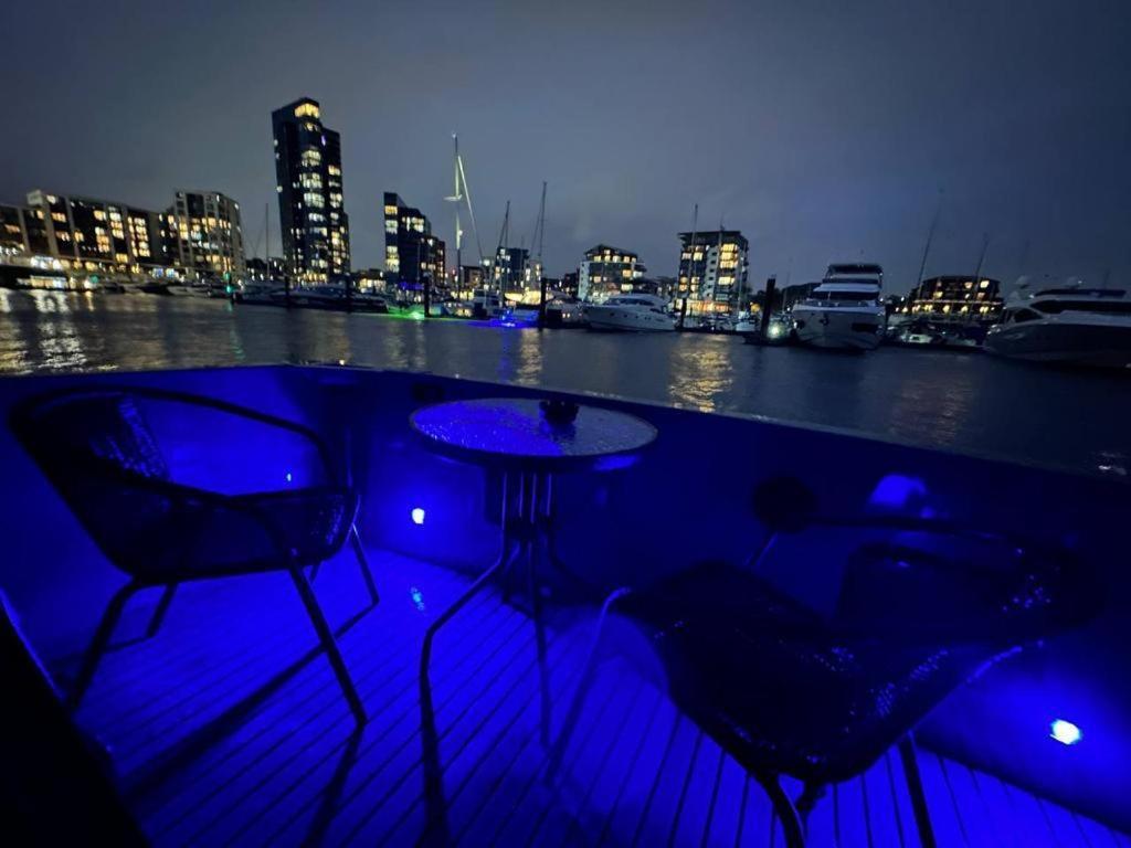 Yacht "X" - 44 Foot Modern Yacht On 5 Star Ocean Village Marina - Minutes Away From City Centre And Cruise Terminals, Free Parking ,Spa Package Available! Southampton Dış mekan fotoğraf