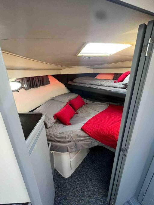 Yacht "X" - 44 Foot Modern Yacht On 5 Star Ocean Village Marina - Minutes Away From City Centre And Cruise Terminals, Free Parking ,Spa Package Available! Southampton Dış mekan fotoğraf