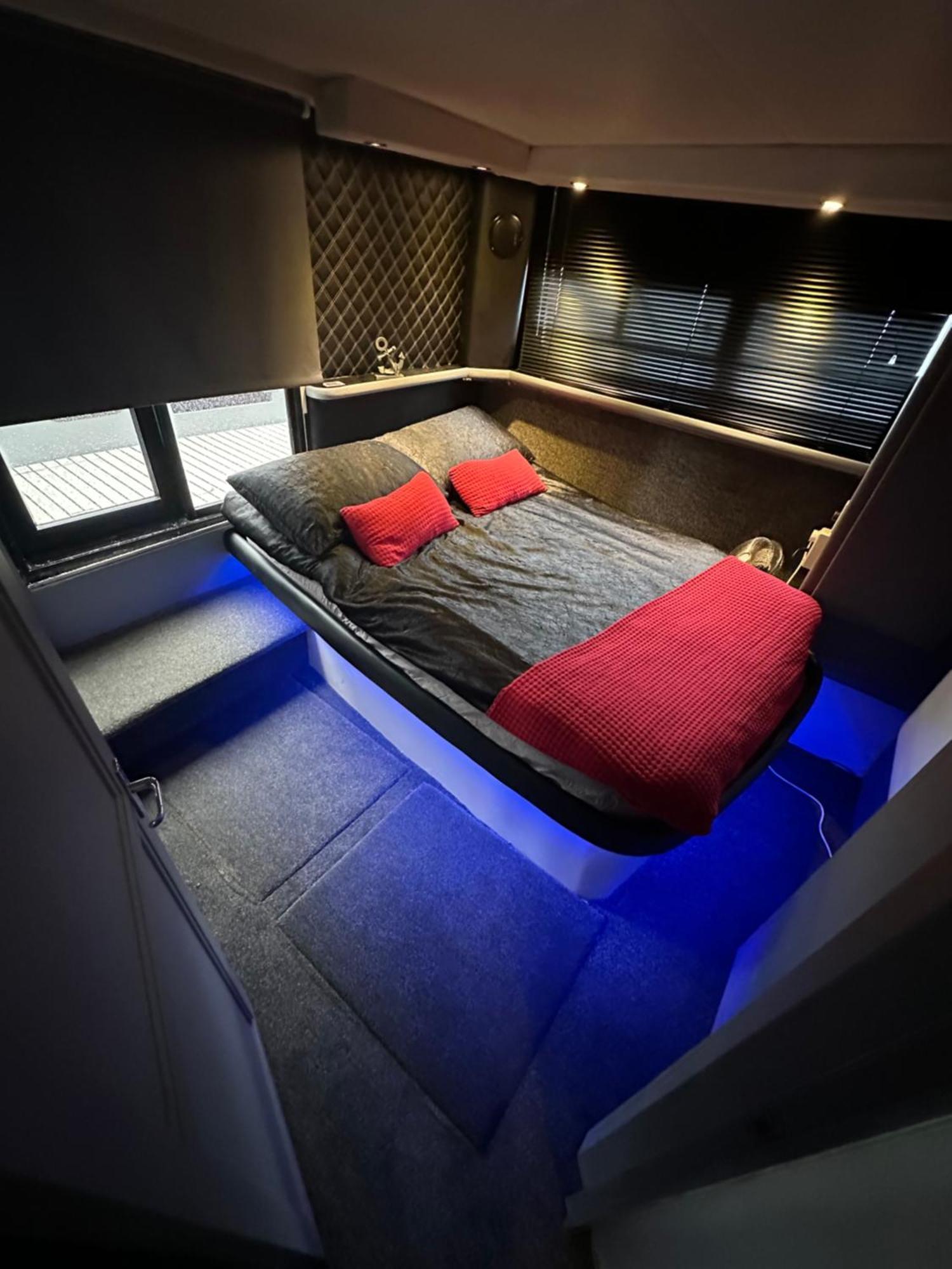 Yacht "X" - 44 Foot Modern Yacht On 5 Star Ocean Village Marina - Minutes Away From City Centre And Cruise Terminals, Free Parking ,Spa Package Available! Southampton Dış mekan fotoğraf