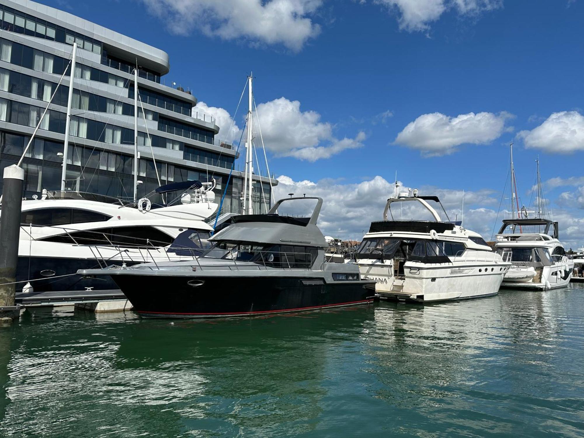 Yacht "X" - 44 Foot Modern Yacht On 5 Star Ocean Village Marina - Minutes Away From City Centre And Cruise Terminals, Free Parking ,Spa Package Available! Southampton Dış mekan fotoğraf