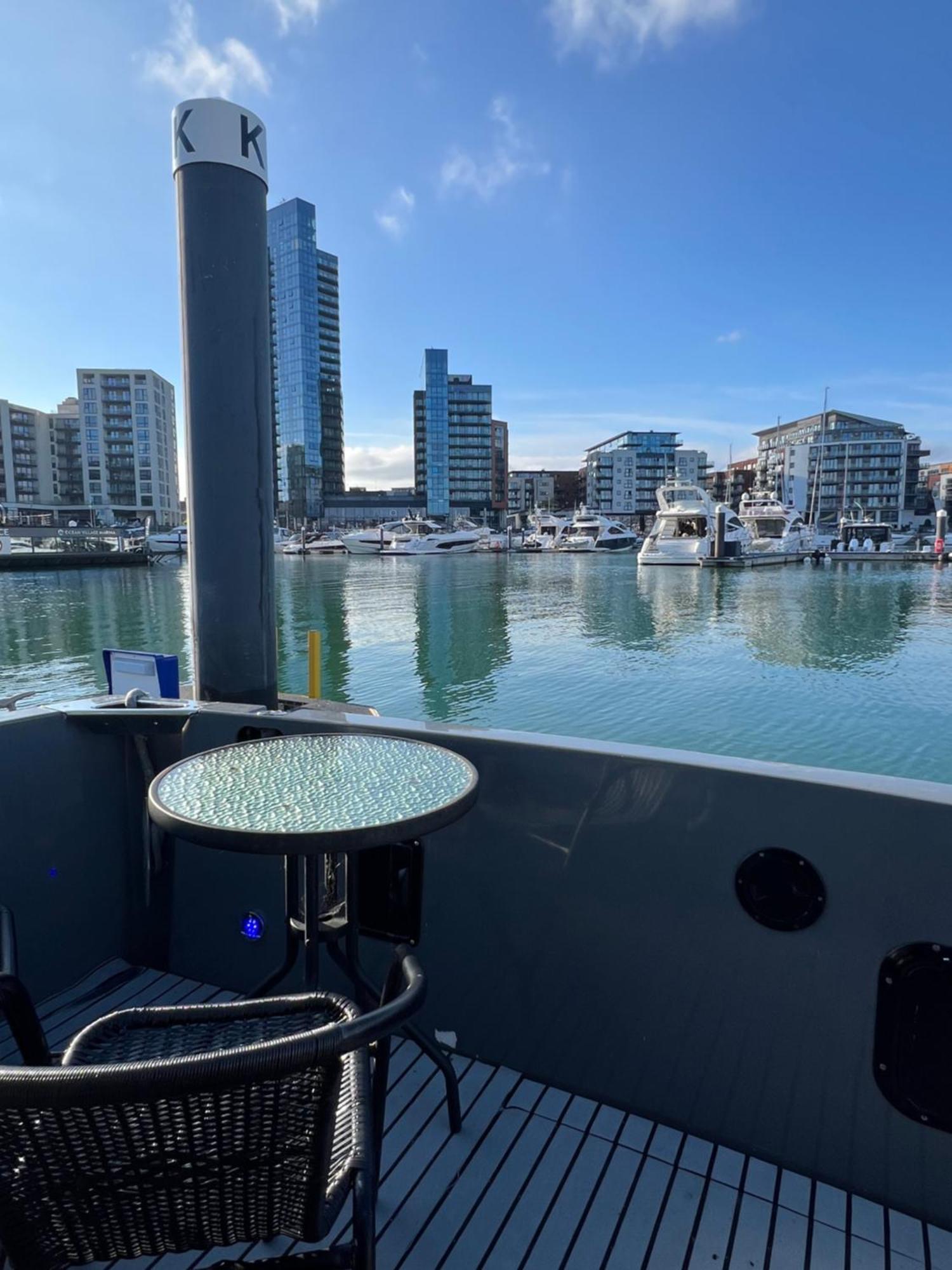 Yacht "X" - 44 Foot Modern Yacht On 5 Star Ocean Village Marina - Minutes Away From City Centre And Cruise Terminals, Free Parking ,Spa Package Available! Southampton Dış mekan fotoğraf